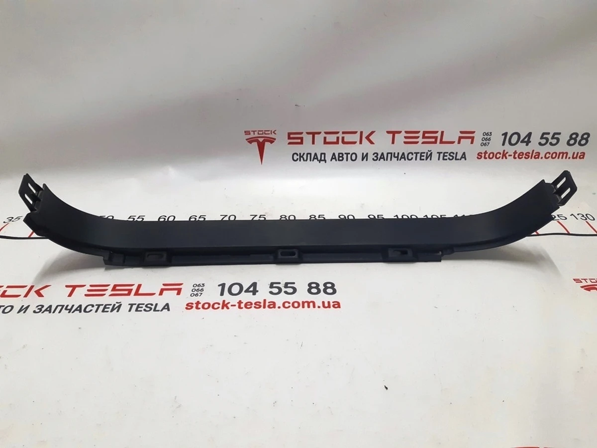 9 Накладка дверного отвору заднього правого нижня пластик Tesla model X 1105141-00-D