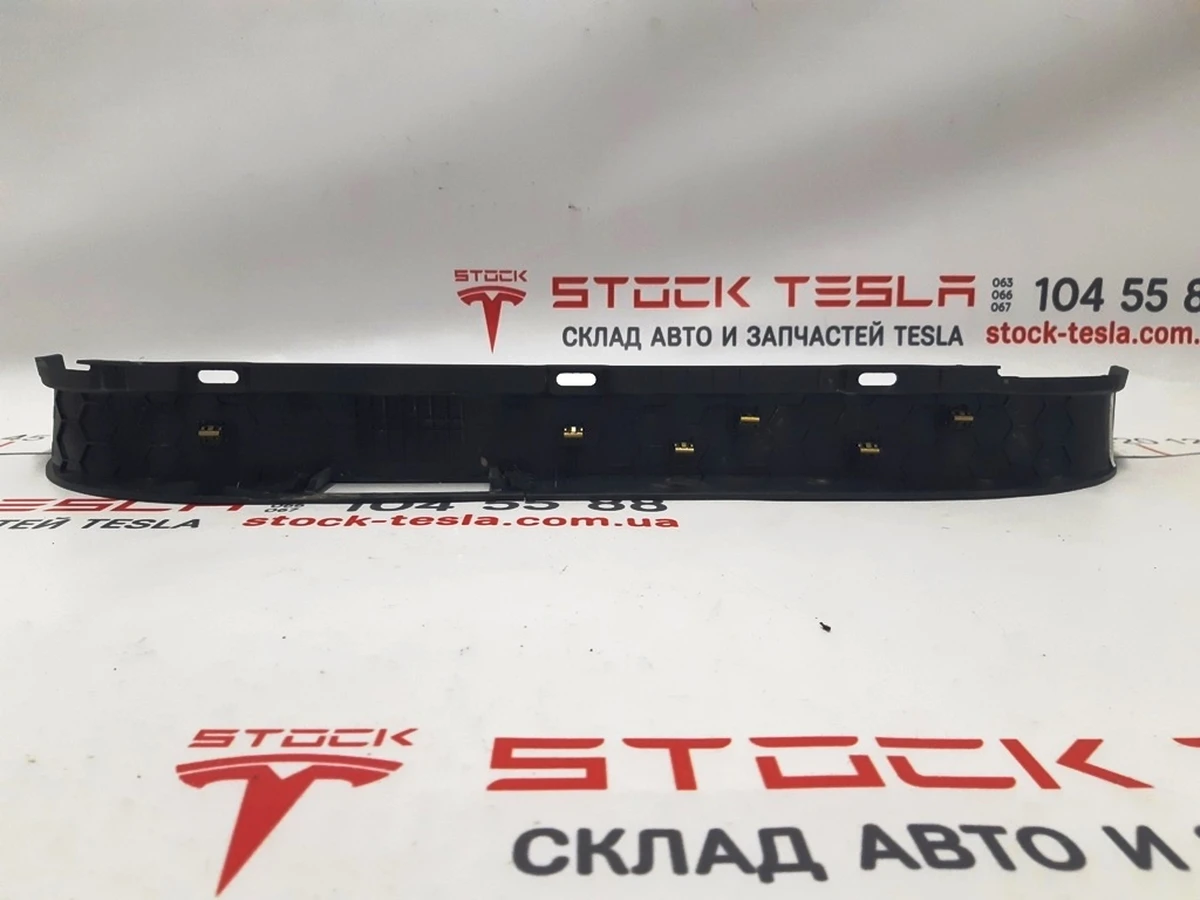 9 Накладка дверного отвору заднього правого нижня пластик Tesla model X 1105141-00-D