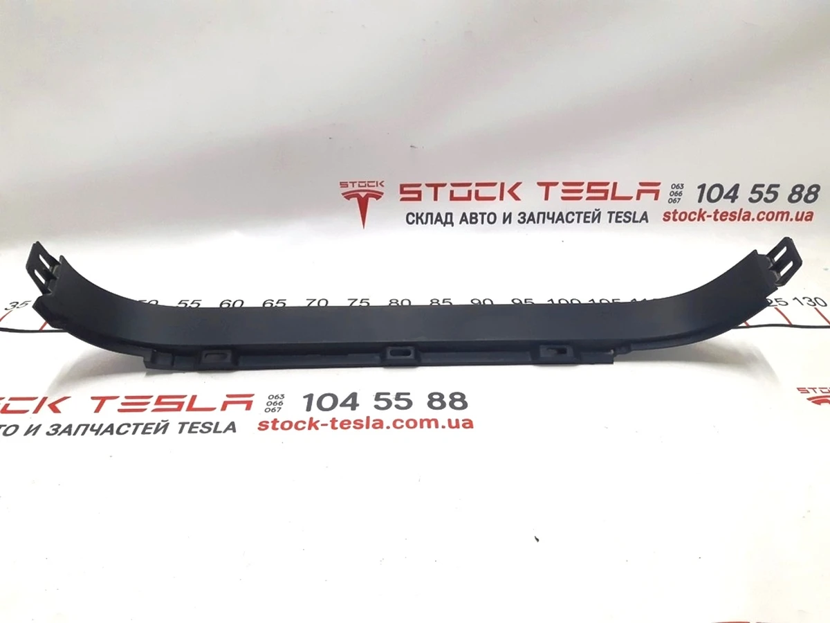 9 Накладка дверного отвору заднього правого нижня пластик Tesla model X 1105141-00-D