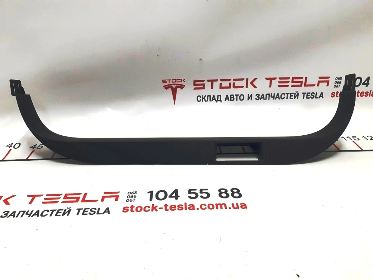 9 Накладка дверного отвору заднього правого нижня пластик Tesla model X 1105141-00-D