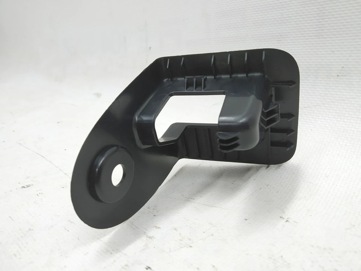 14 Накладка замка спинки сиденья 2-го ряда Tesla model 3 1460582-00-B