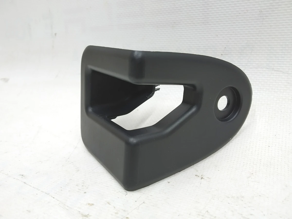 14 Накладка замка спинки сиденья 2-го ряда Tesla model 3 1460582-00-B