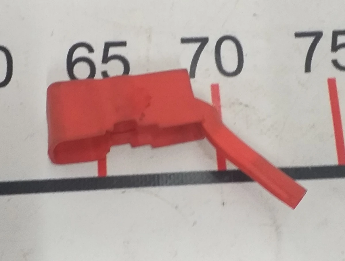 17 Кришка декоративна (ізолятор) контакту плюс АКБ 12V Tesla model 3 1105389-00-B