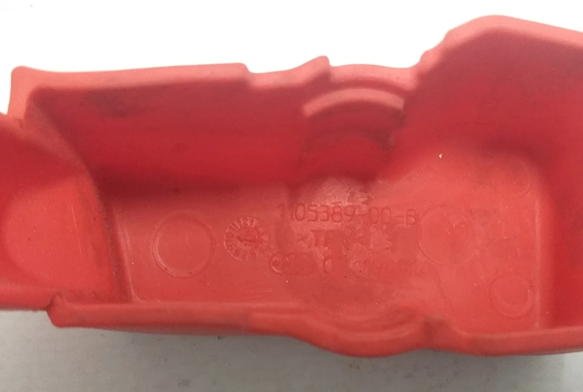 17 Кришка декоративна (ізолятор) контакту плюс АКБ 12V Tesla model 3 1105389-00-B