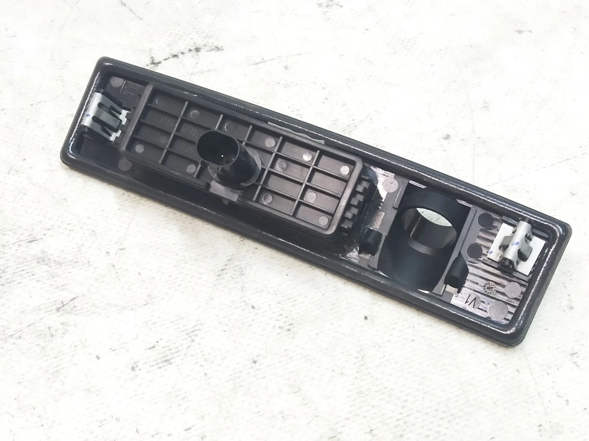 2 Кнопка открытия крышки багажника без камеры Tesla Model 3, Model Y 1105486-00-E