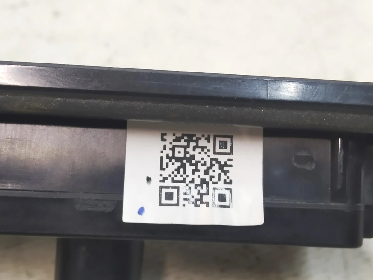 2 Кнопка открытия крышки багажника без камеры Tesla Model 3, Model Y 1105486-00-E