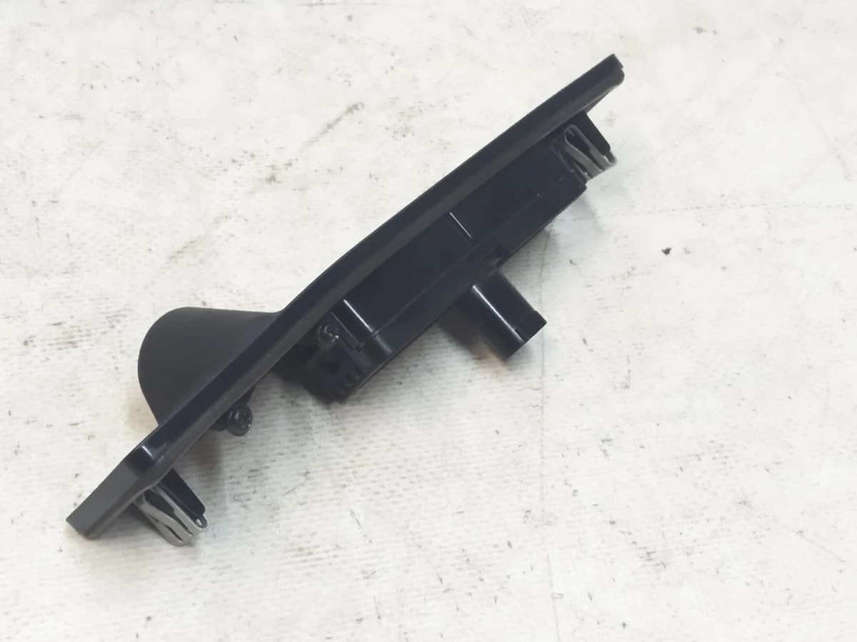 2 Кнопка открытия крышки багажника Tesla Model 3, Model Y 1105486-00-E