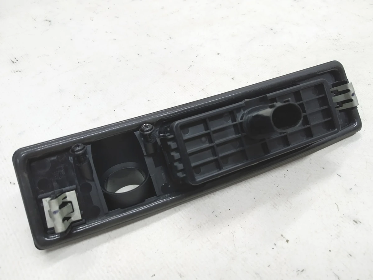 2 Кнопка открытия крышки багажника с креплением в сборе Tesla model 3 1105486-00-E