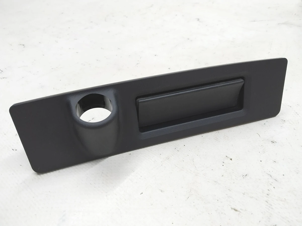 2 Кнопка открытия крышки багажника с креплением в сборе Tesla model 3 1105486-00-E