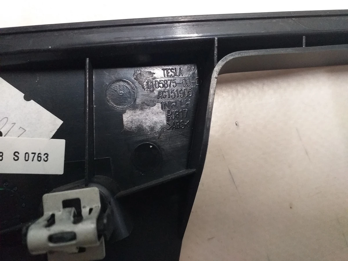 19 Накладка декоративна підстави сидінь 1-го ряду внутрішня права ліва Tesla model X 1061628-00-B