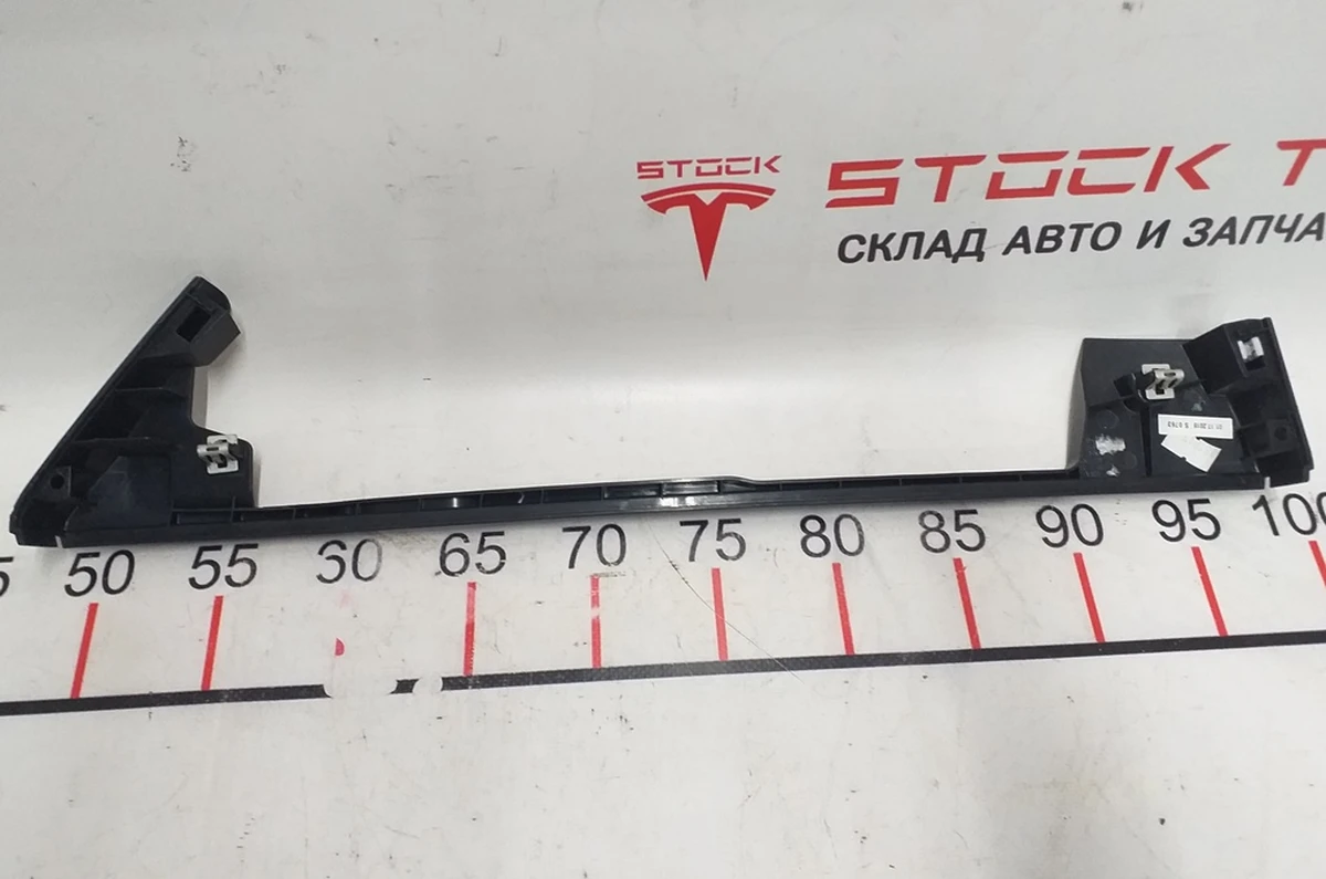 19 Накладка декоративна підстави сидінь 1-го ряду внутрішня права ліва Tesla model X 1061628-00-B