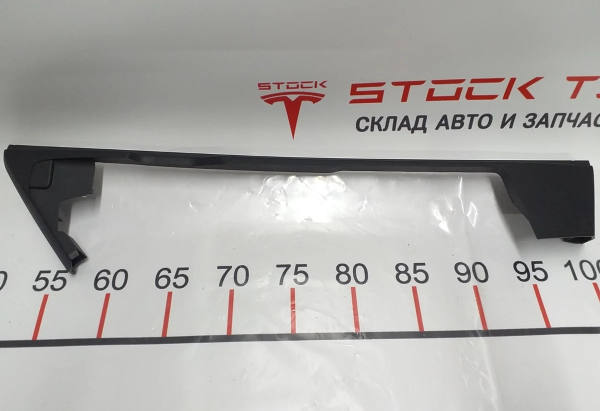 19 Накладка декоративна підстави сидінь 1-го ряду внутрішня права ліва Tesla model X 1061628-00-B