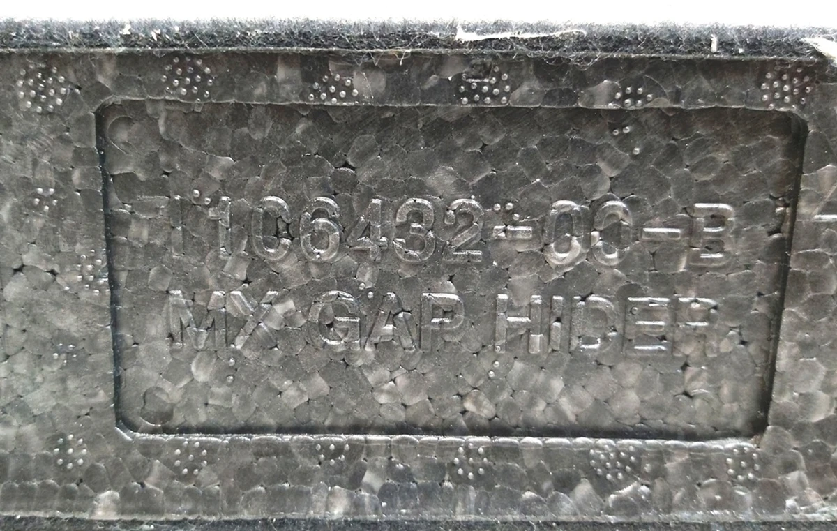 5 MX 5-SEATER TRUNK GAP HIDER Tesla model X 1106432-00-B