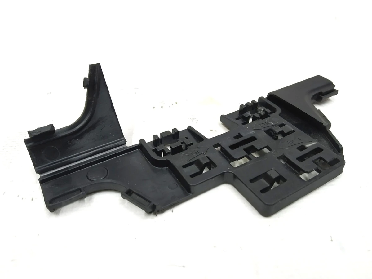 3 Крепление проводки замка ремня безопасности 2-го ряда сидений Tesla model 3 1085939-01-E