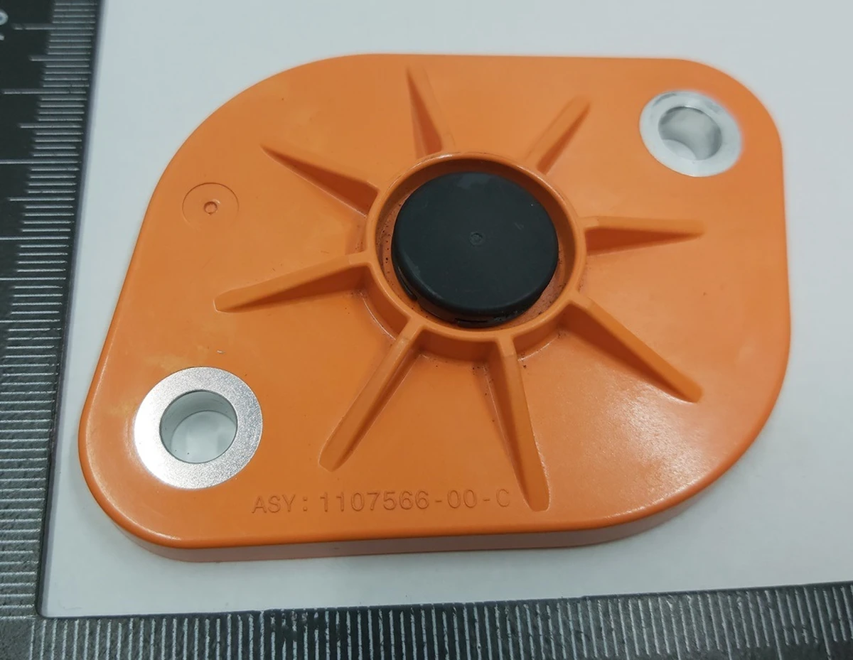 2 Крышка с клапаном пентхауса (кастрюли) Tesla model 3, model Y 1107566-00-C
