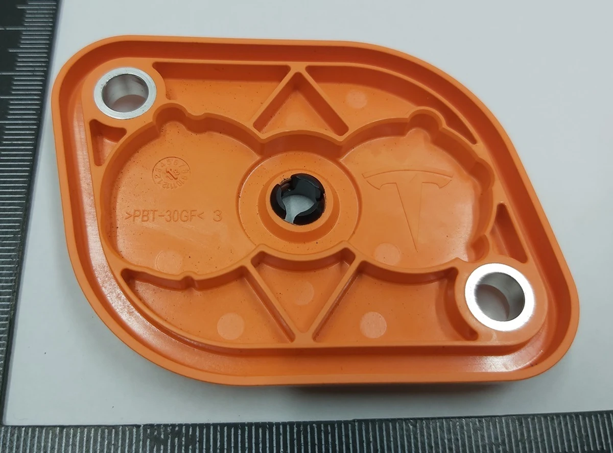 2 Крышка с клапаном пентхауса (кастрюли) Tesla model 3, model Y 1107566-00-C