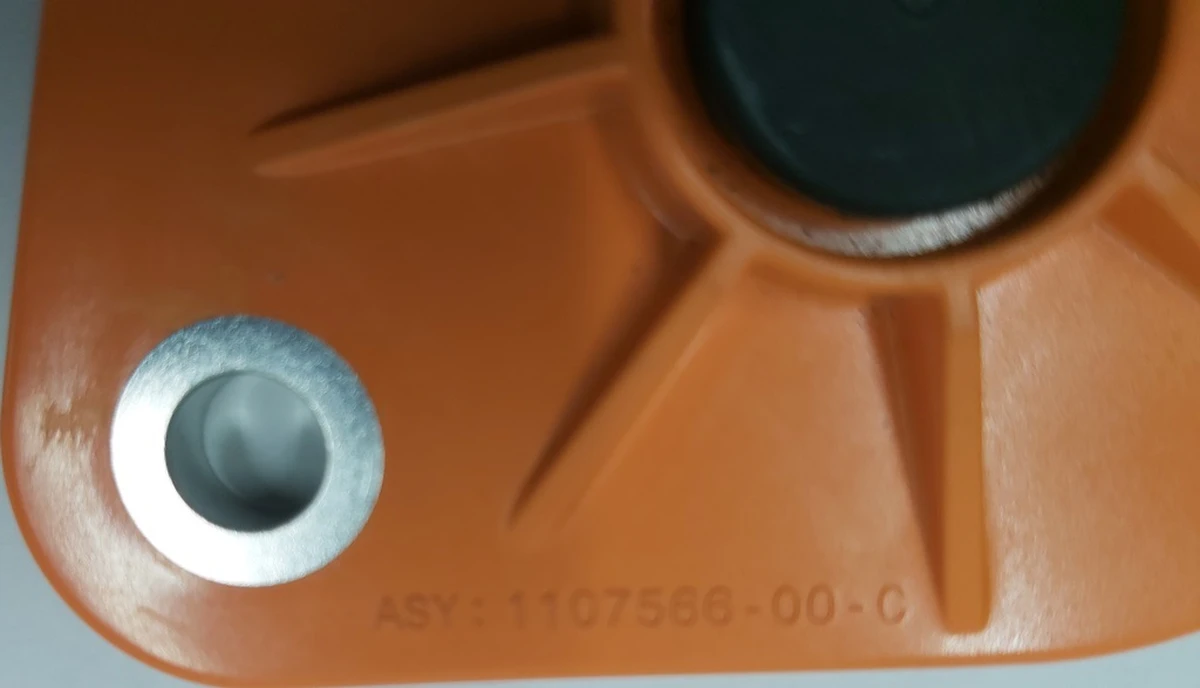 2 Крышка с клапаном пентхауса (кастрюли) Tesla model 3, model Y 1107566-00-C