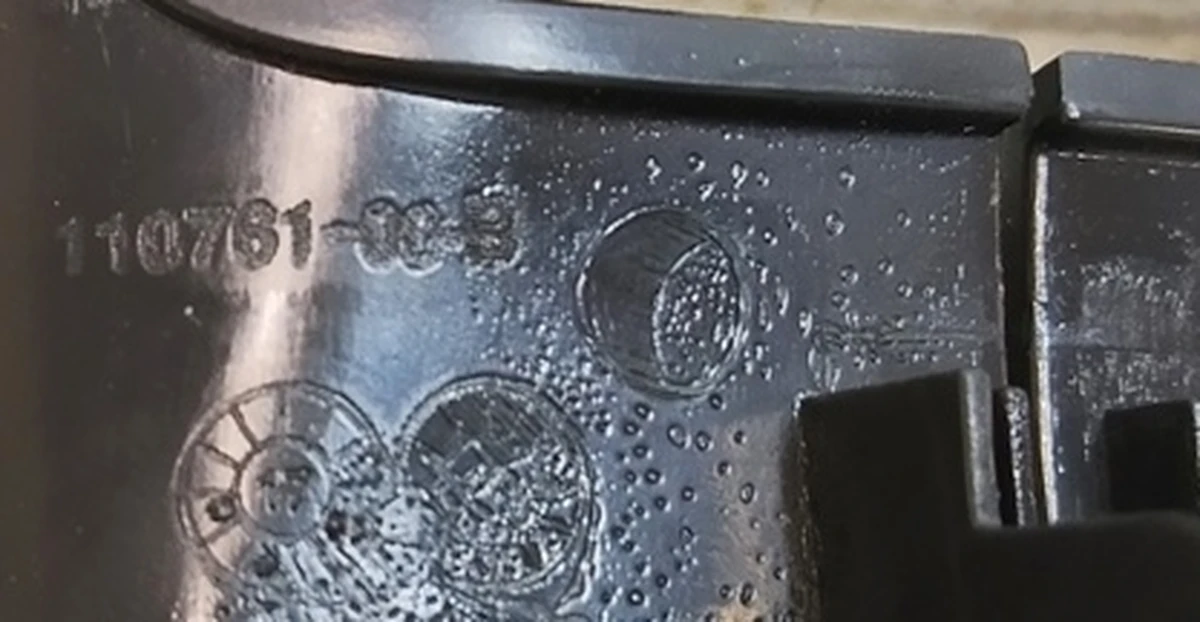 10 Накладка декоративна центральна ременя безпеки 60/40 сидіння 2-го ряду BLACK Tesla model X 1110761-02-B