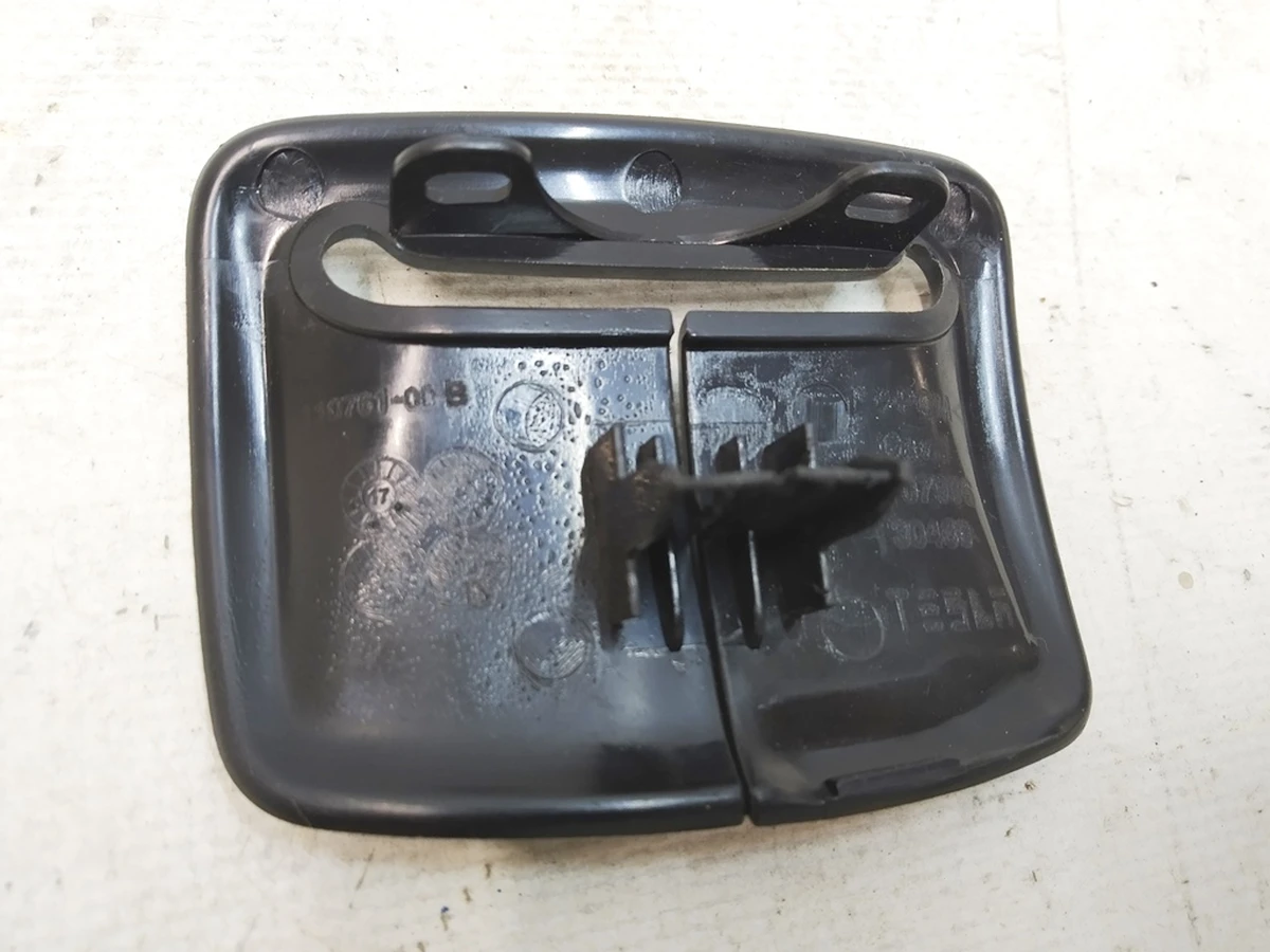 10 Накладка декоративна центральна ременя безпеки 60/40 сидіння 2-го ряду BLACK Tesla model X 1110761-02-B