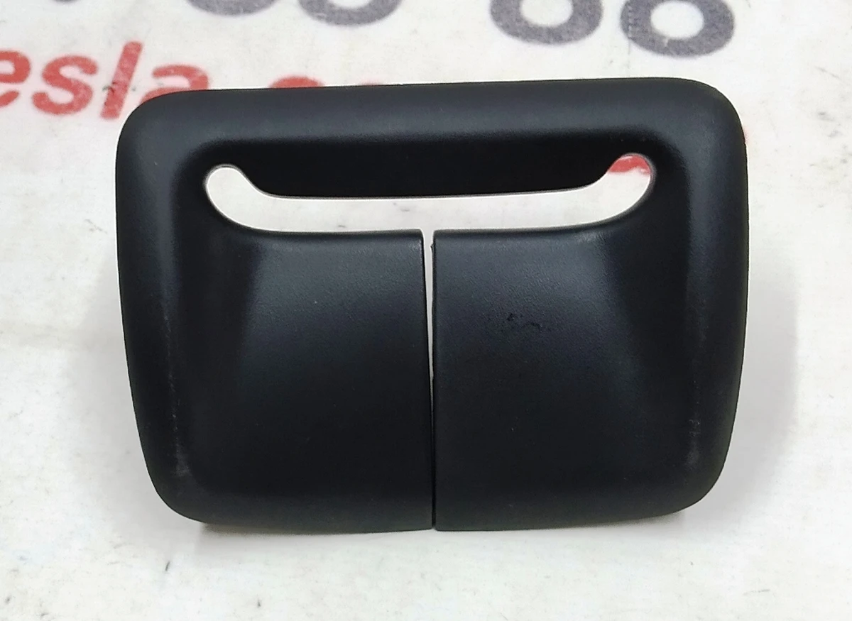 10 Накладка декоративная ремня безопасности двойного левого сиденья 2-го ряда правая BLACK (с повреждением) Tesla model X 1110761-02-B