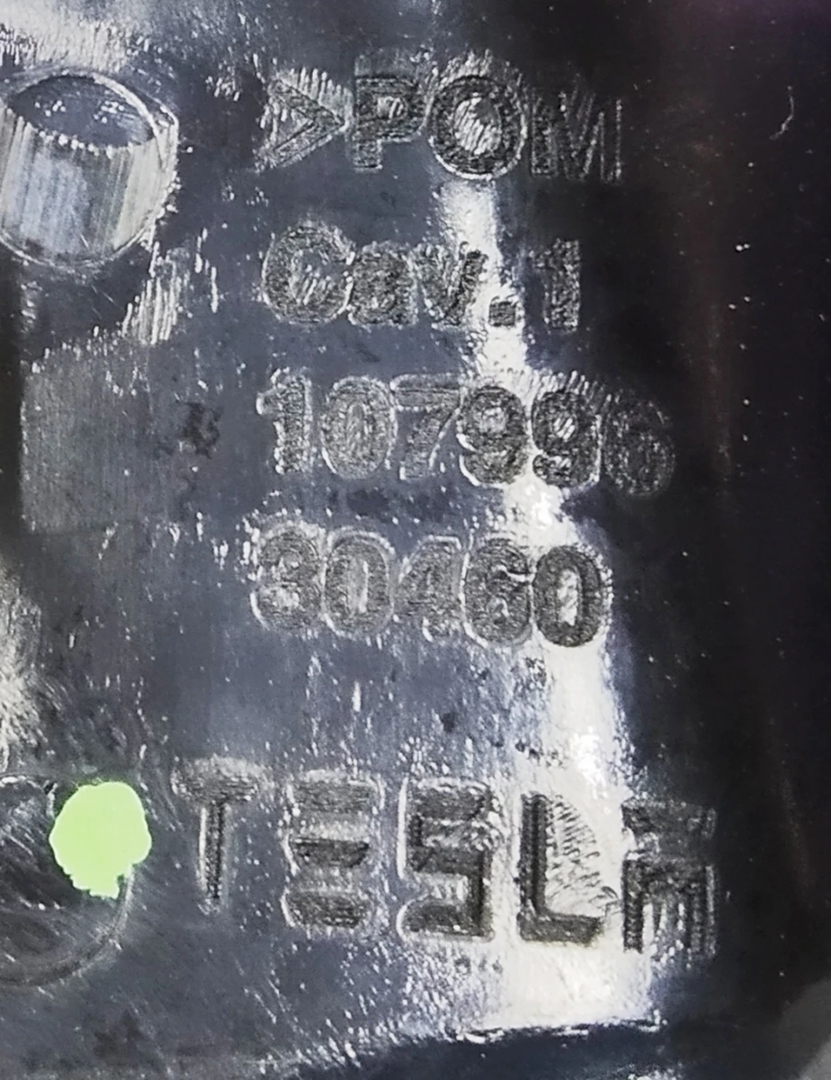 10 Накладка декоративная ремня безопасности двойного левого сиденья 2-го ряда правая BLACK (с повреждением) Tesla model X 1110761-02-B