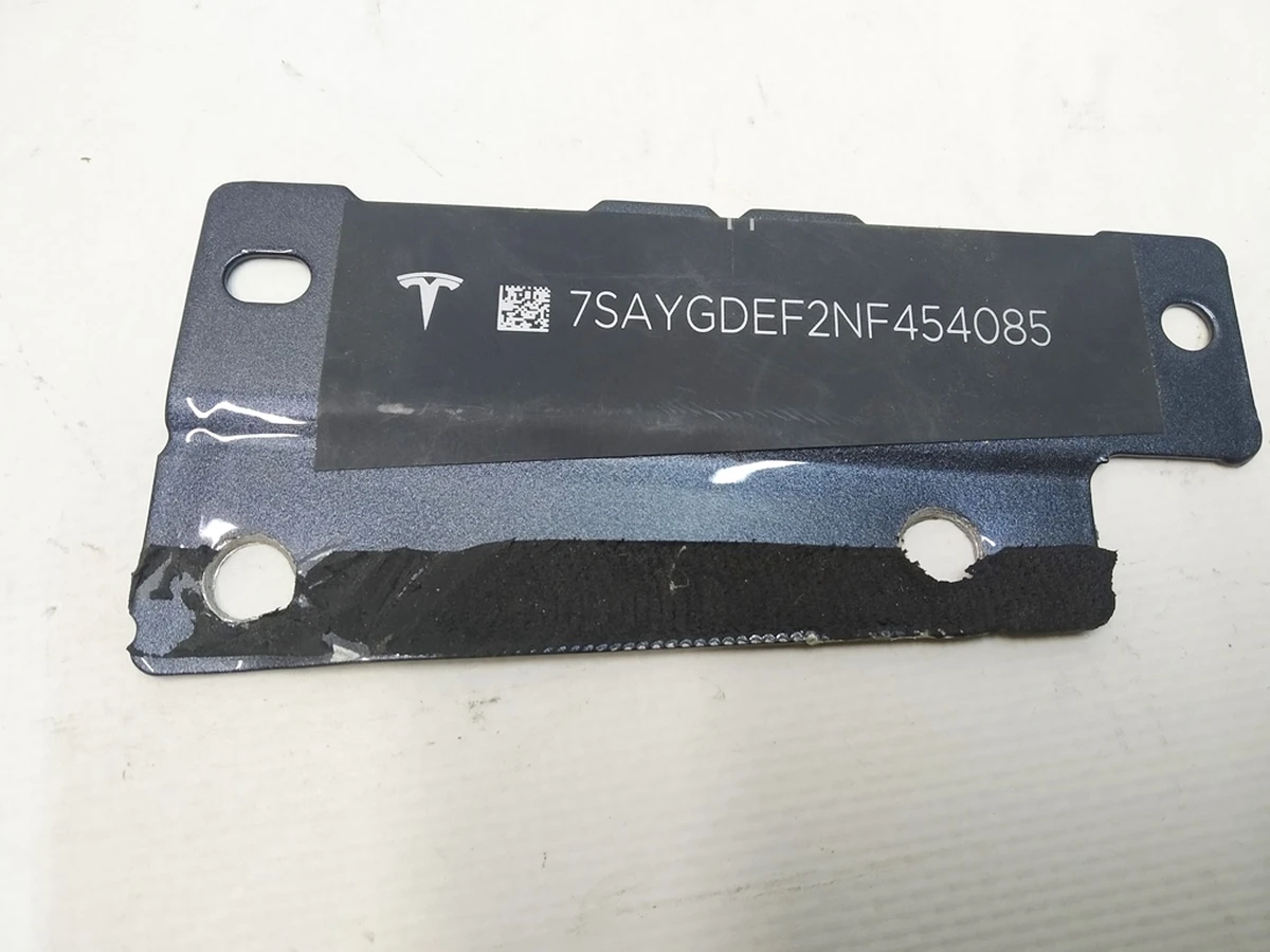 1 Табличка з VIN кодом під лобовим склом Tesla Model Y 1107663-00-G