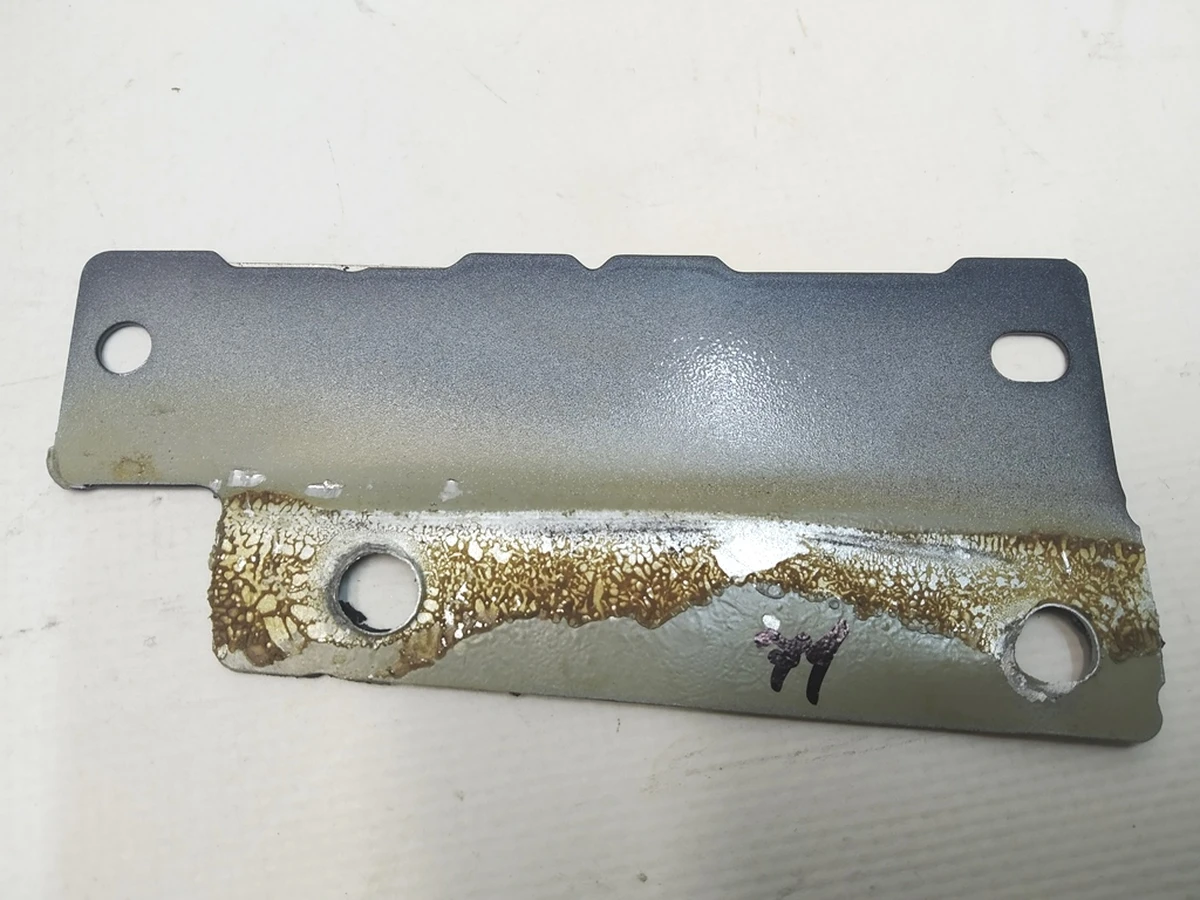 1 Табличка з VIN кодом під лобовим склом Tesla Model Y 1107663-00-G