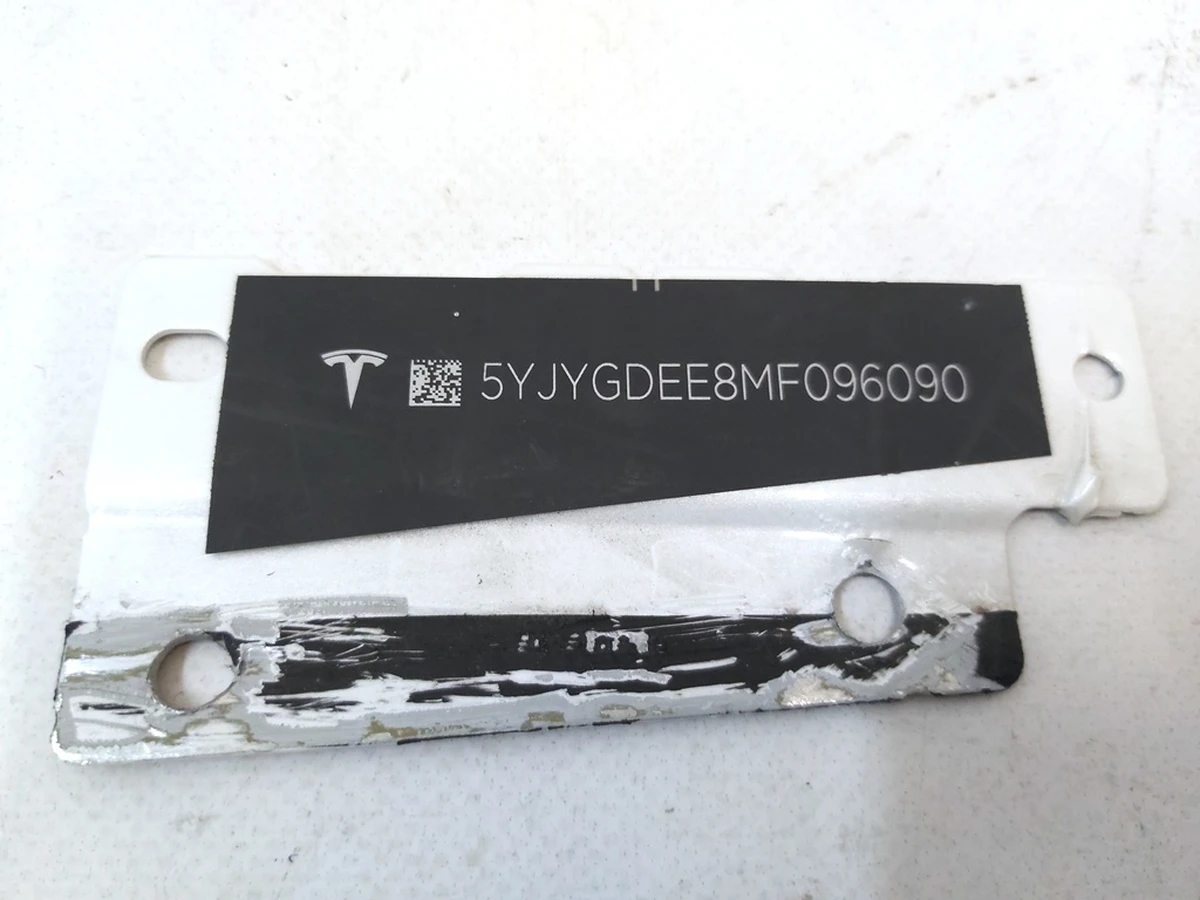 1 Табличка з VIN кодом під лобовим склом Tesla Model Y, Model Y Feb 2025 1107663-00-G