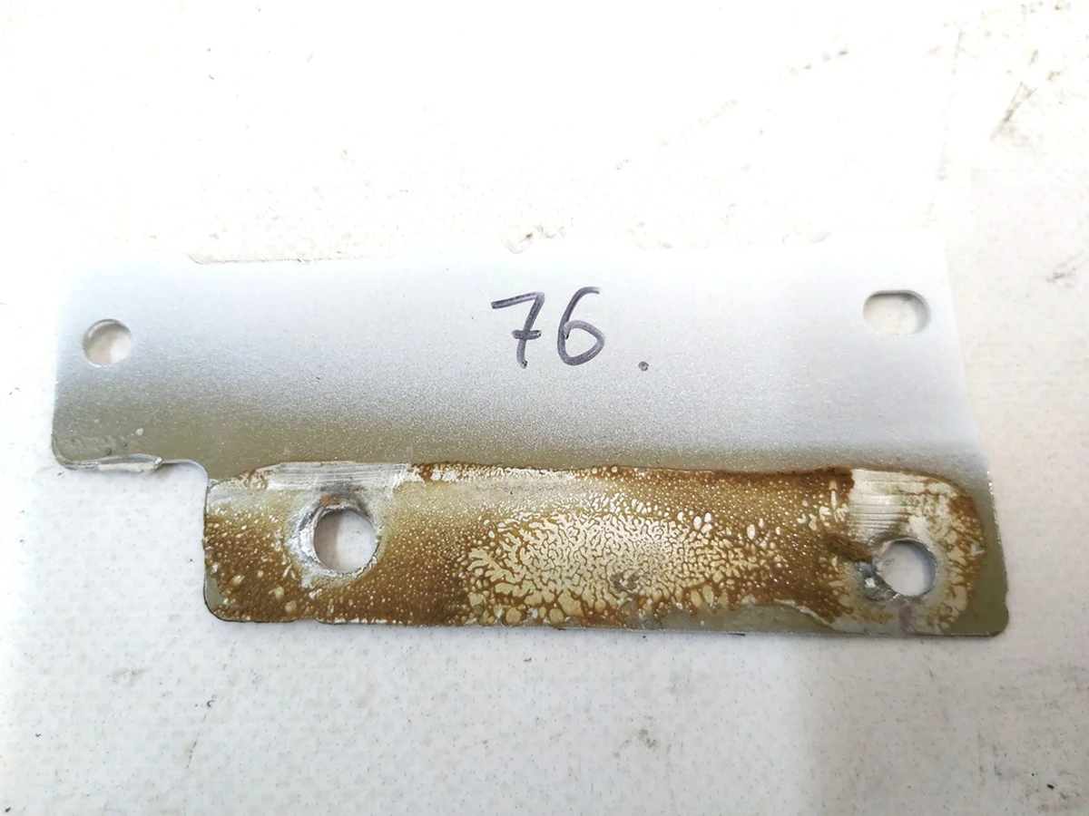 1 Табличка з VIN кодом під лобовим склом Tesla Model Y, Model Y Feb 2025 1107663-00-G