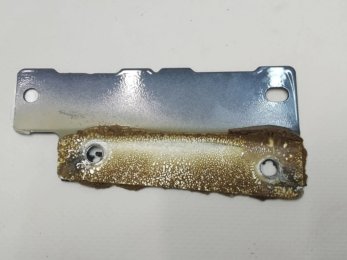 1 Табличка з VIN кодом під лобовим склом Tesla Model Y 1107663-00-G