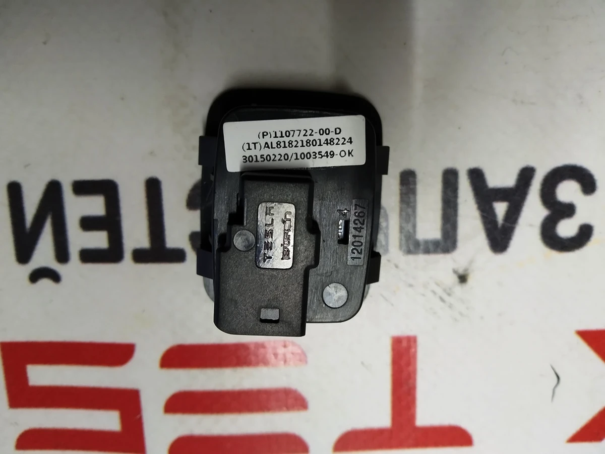 12 Кнопка аварійного відкриття капота Tesla Model 3 1107722-00-D