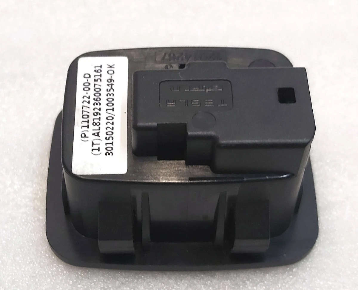 12 Кнопка аварійного відкриття капота Tesla Model 3 1107722-00-D