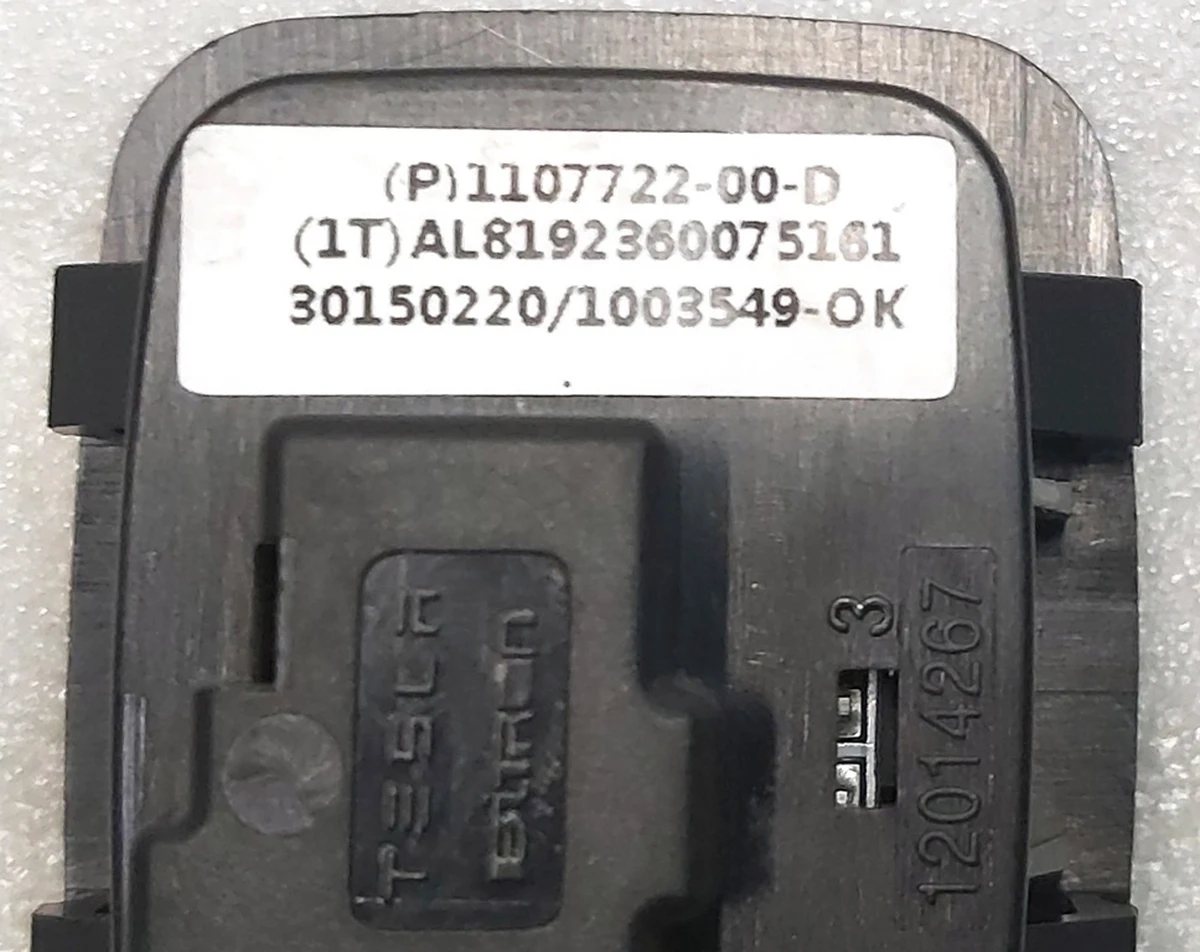 12 Кнопка аварійного відкриття капота Tesla Model 3 1107722-00-D