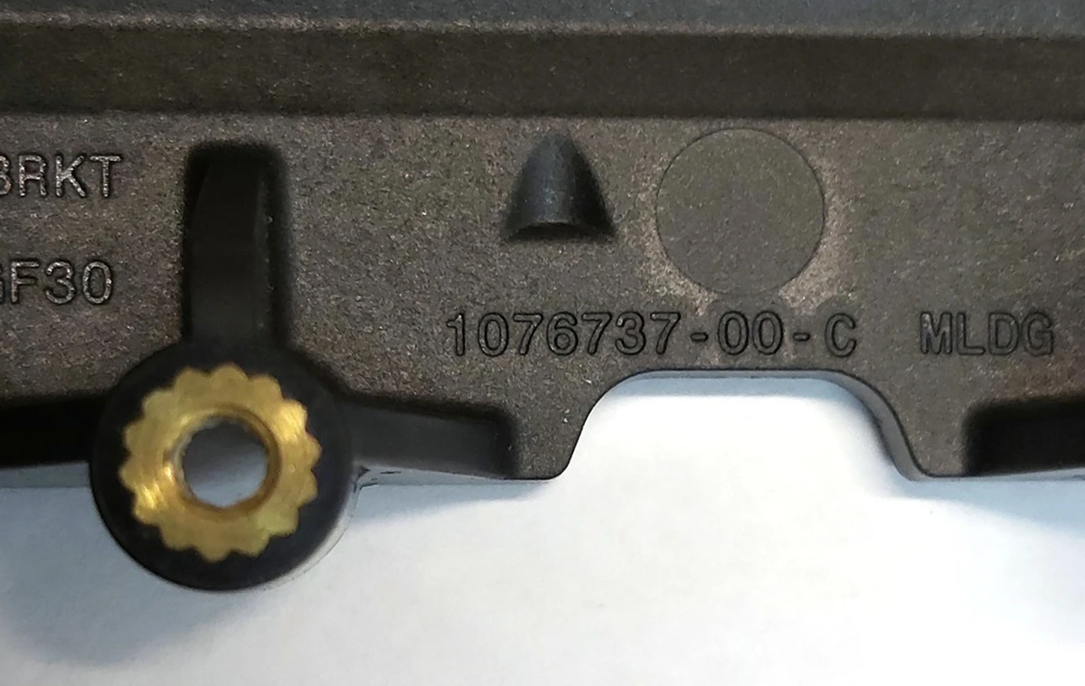 Кронштейн кріплення камери TRIPLE з датчиком температури лобового скла (у зборі) Tesla model 3 1086333-00-F