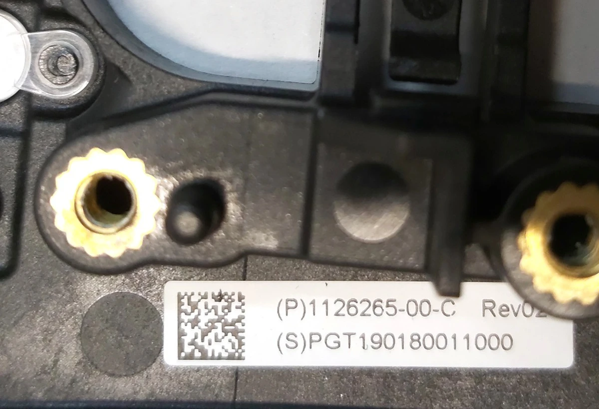 Кронштейн кріплення камери TRIPLE з датчиком температури лобового скла (у зборі) Tesla model 3 1086333-00-F