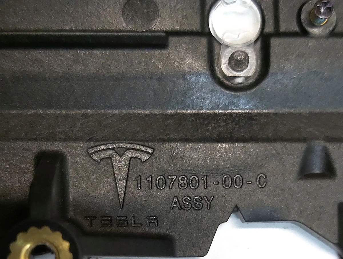 Кронштейн кріплення камери TRIPLE з датчиком температури лобового скла (у зборі) Tesla model 3 1086333-00-F