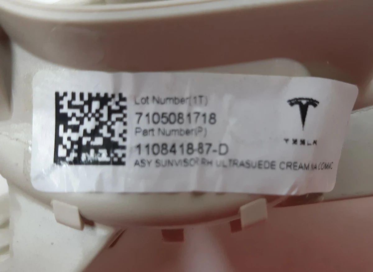 1 Козирок сонцезахисний правий USD CRM NA COMMON Tesla model X 1108418-87-D