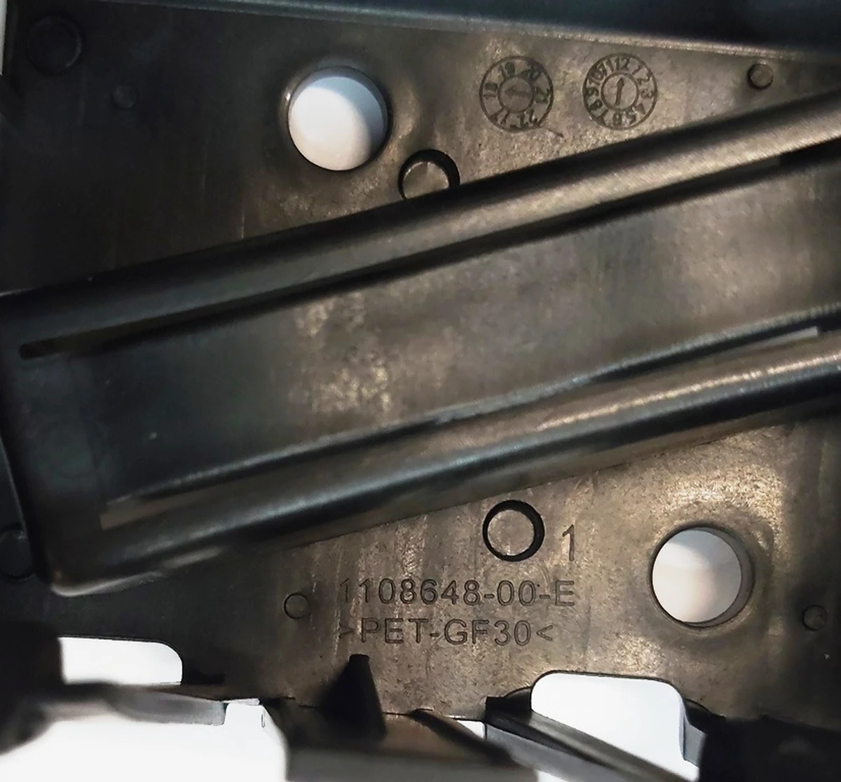 2 Кронштейн радара Tesla model 3 1108648-00-E