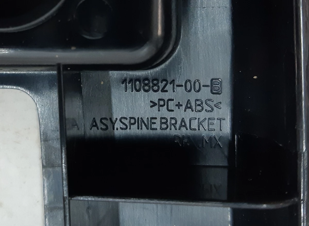 22 Кронштейн кріплення накладки верхнього дверного отвору сокола правий Tesla model X 1108821-00-B