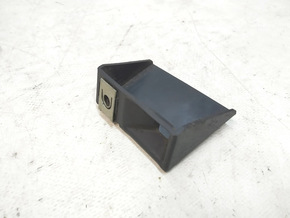 3 Кронштейн (пластик) левый задней защиты подрамника (к войлочной защите) Tesla model 3 1104313-00-B