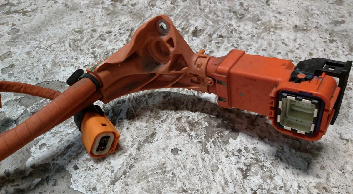 3 Кабель високовольтний основний батареї тунельний в зборі з кронштейнами та захисною кришкою AWD Tesla model 3 1109002-00-F