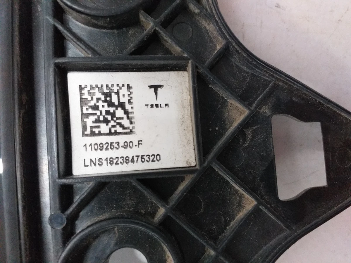 6 Накладка стойки B наружная левая (стекло) с камерой Tesla Model 3 1109253-00-J