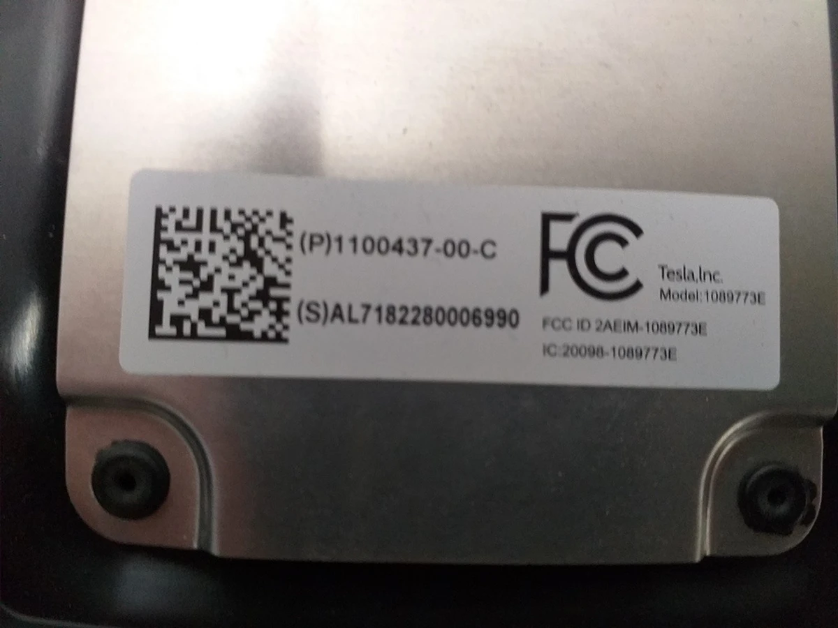 6 Накладка стойки B наружная левая (стекло) с камерой Tesla Model 3 1109253-00-J