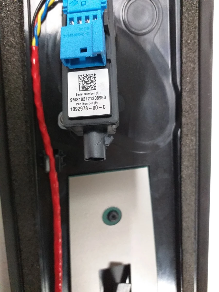 6 Накладка стойки B наружная левая (стекло) с камерой Tesla Model 3 1109253-00-J