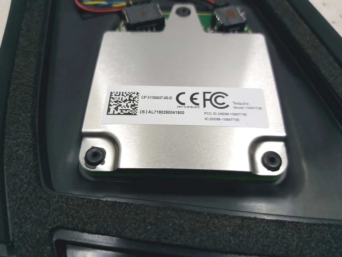 6 Накладка стойки B наружная левая (стекло) с камерой Tesla Model 3 1109253-00-J