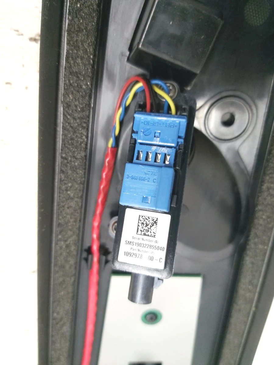 6 Накладка стойки B наружная левая (стекло) с камерой Tesla Model 3 1109253-00-J