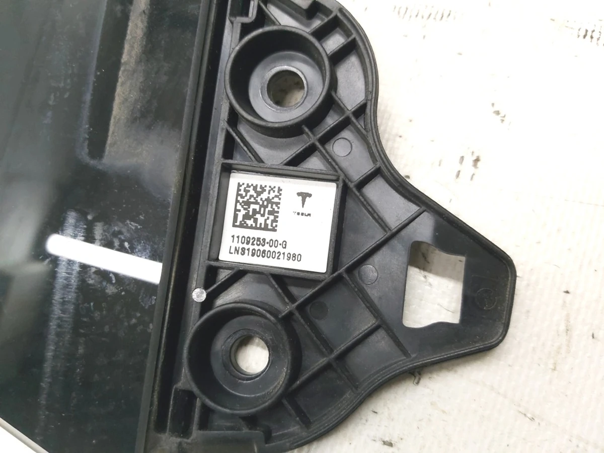 6 Накладка стойки B наружная левая (стекло) с камерой Tesla Model 3 1109253-00-J