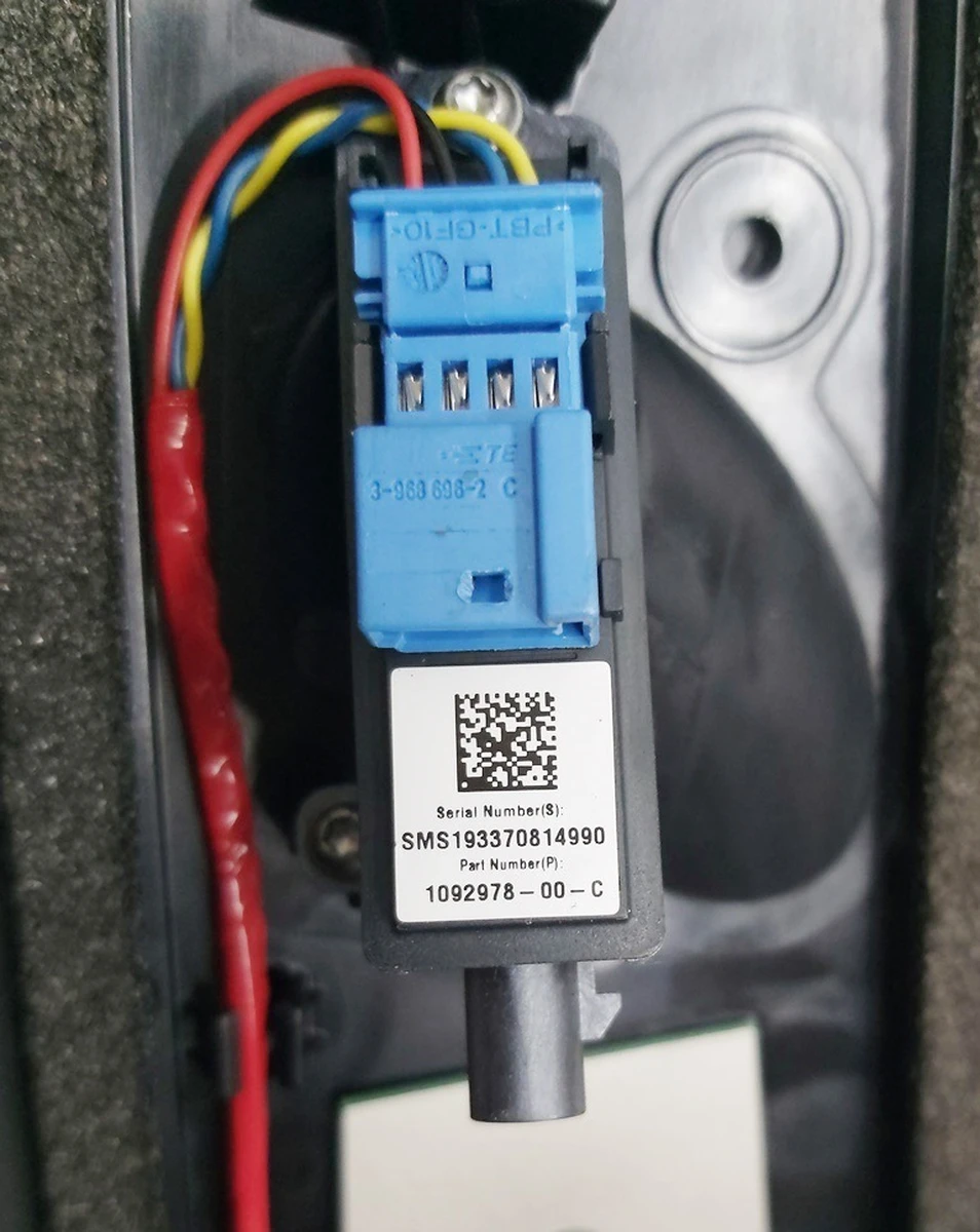 6 Накладка стійки B зовнішня ліва (скло) з камерою Tesla Model 3 1109253-00-J