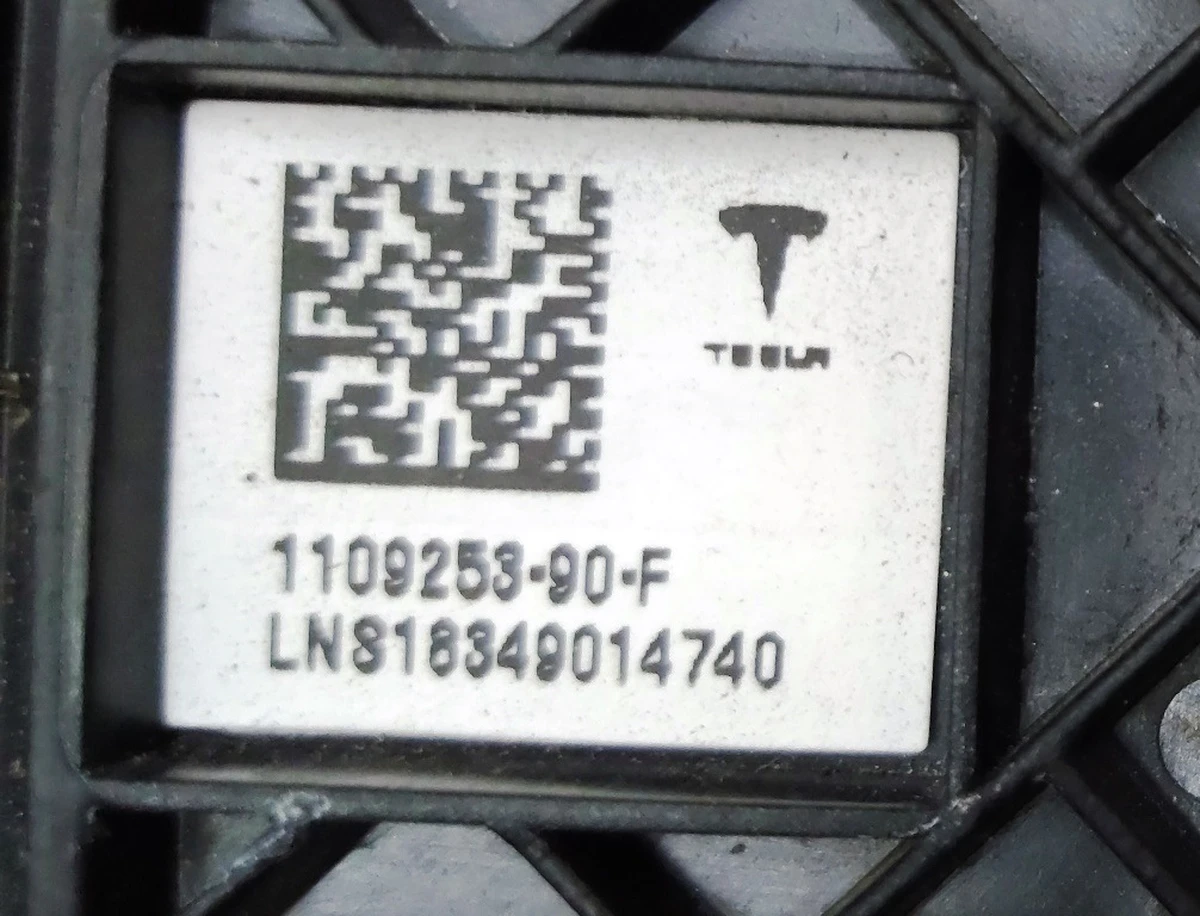 6 Накладка стойки B наружная левая (стекло) с камерой Tesla Model 3 1109253-00-G, 1109253-00-J