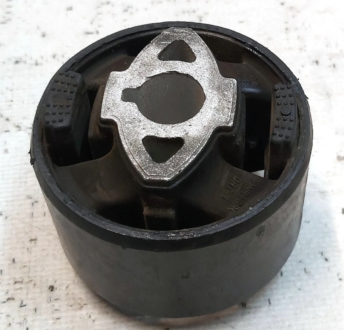 12 Сайлентблок редуктора двигуна заднього MOSFET Tesla model 3, model Y 1109297-00-B